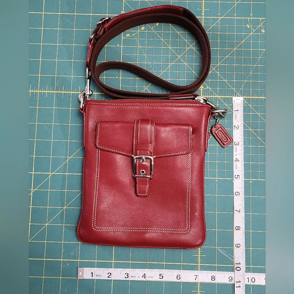Coach Hamptons leather swingpack crossbody bag - Picture 1 of 4